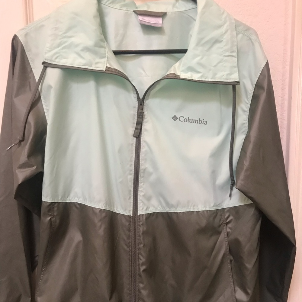 Women’s Columbia windbreaker.  Light green/gray